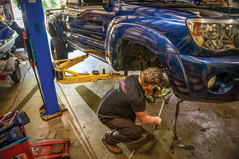 Billy’s Truck & Auto mechanic